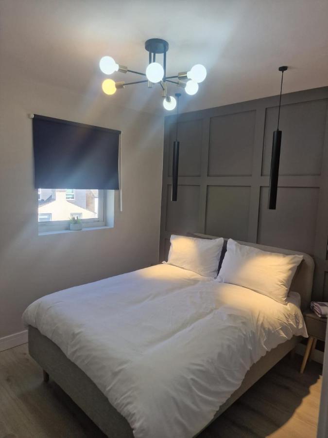 Collier'S Wood En-Suite Apartments ลอนดอน ภายนอก รูปภาพ
