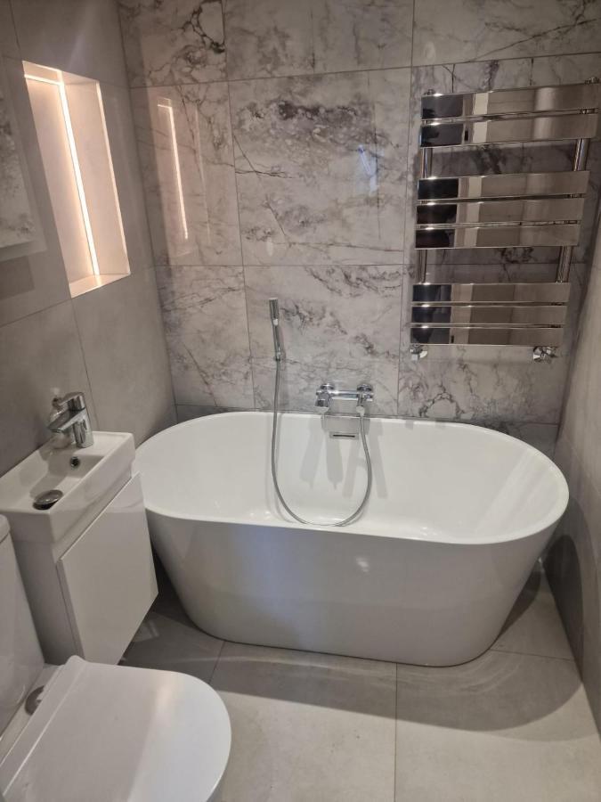 Collier'S Wood En-Suite Apartments ลอนดอน ภายนอก รูปภาพ