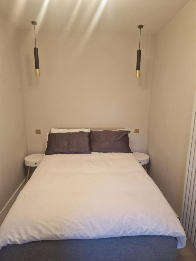 Collier'S Wood En-Suite Apartments ลอนดอน ภายนอก รูปภาพ
