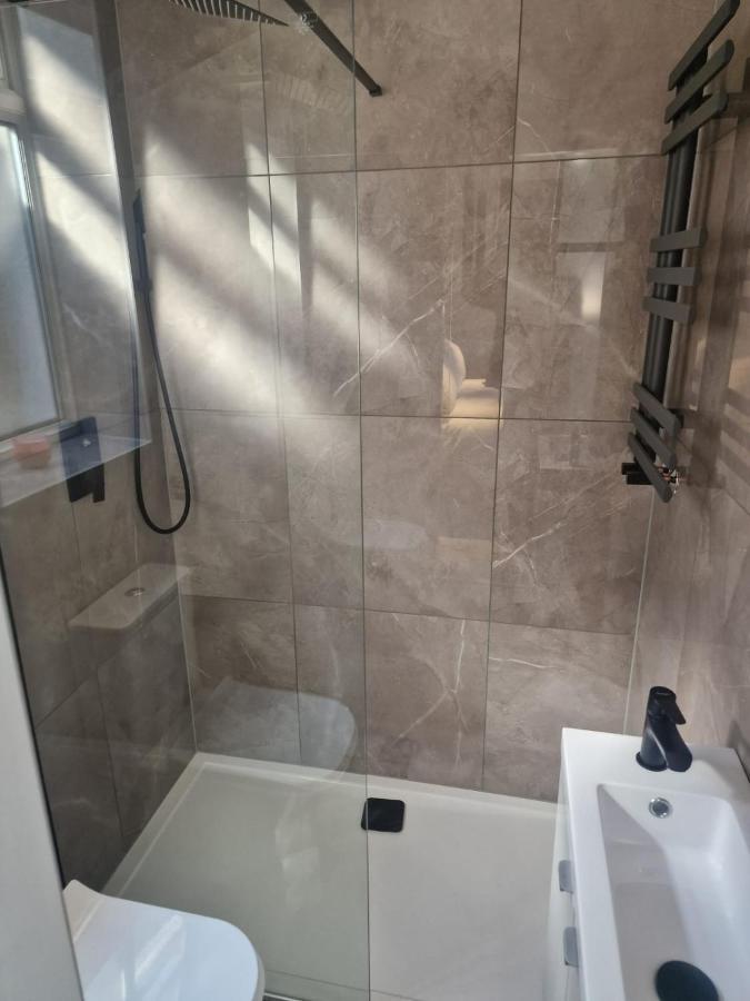 Collier'S Wood En-Suite Apartments ลอนดอน ภายนอก รูปภาพ