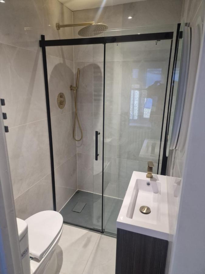 Collier'S Wood En-Suite Apartments ลอนดอน ภายนอก รูปภาพ
