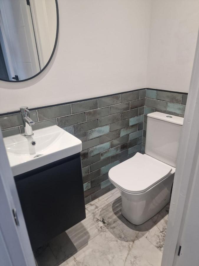 Collier'S Wood En-Suite Apartments ลอนดอน ภายนอก รูปภาพ