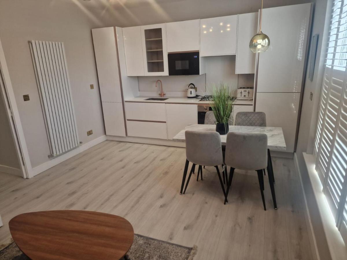 Collier'S Wood En-Suite Apartments ลอนดอน ภายนอก รูปภาพ