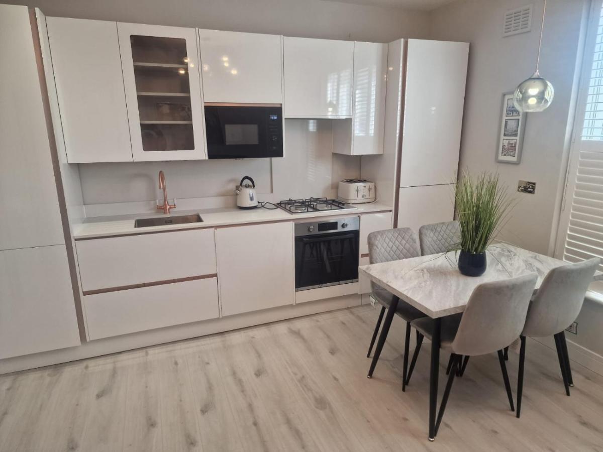 Collier'S Wood En-Suite Apartments ลอนดอน ภายนอก รูปภาพ